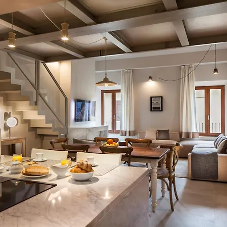 Penthouse In Siena's Heart With Elevator & Parking Сиена
